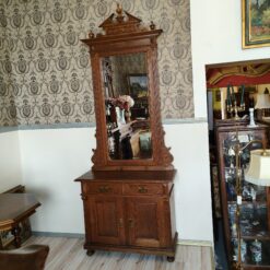 Spiegel-Kommode in Eiche mit Sprenggiebel