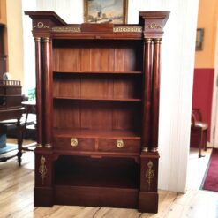 Frontansicht Empire Regal Mahagoni gefertigt um 1900 mit feinen Bronzebeschlaegen