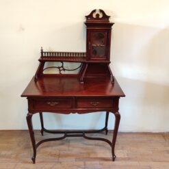 Sekretäre und Schreibtische