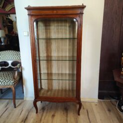 Dreiseiten verglaste Vitrine in Nuss um 1900 antik geschliffenes Glas Intarisen