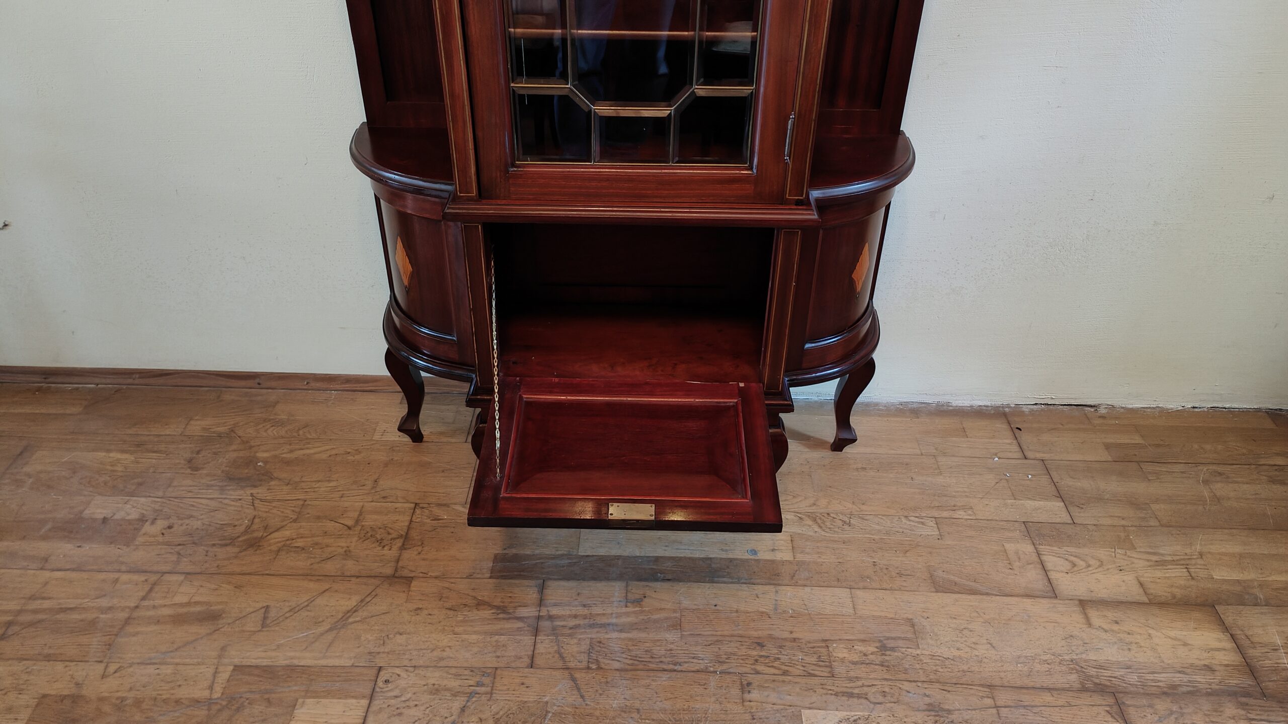 Salonschrank Vitrine Salonschränkchen Jugendstil englisch um 1900 Mahagoni – Bild 9