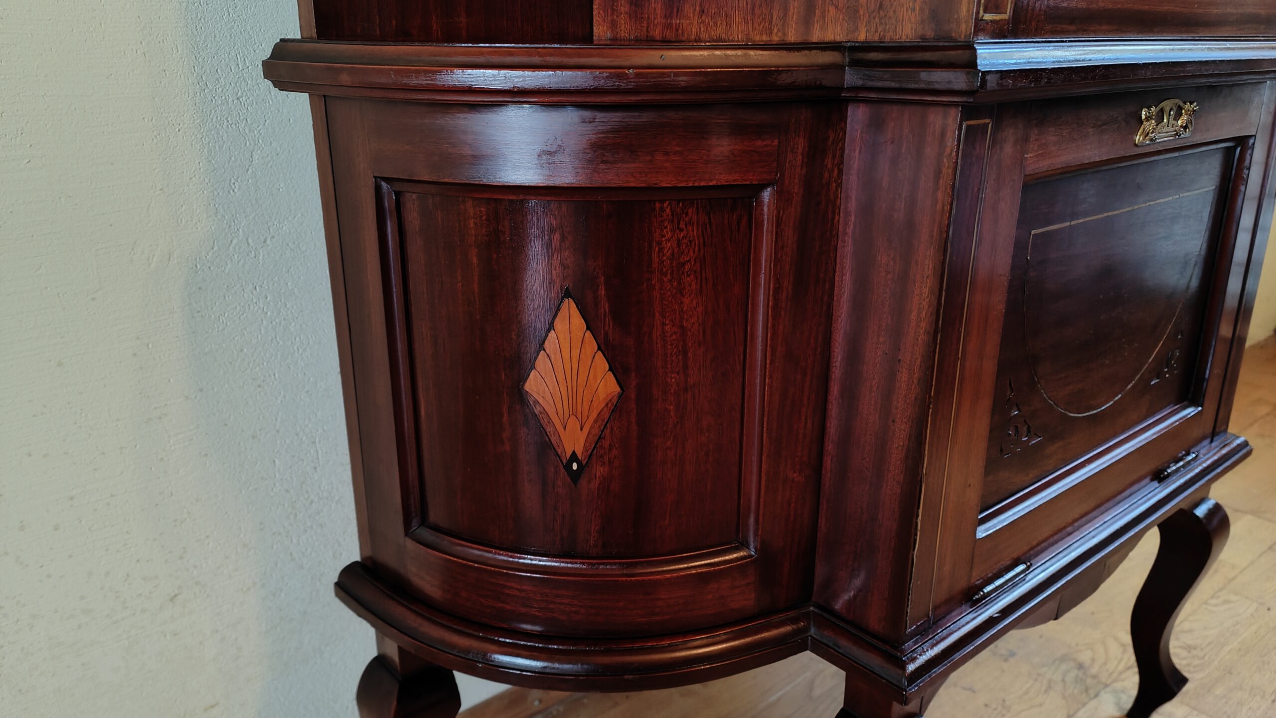 Salonschrank Vitrine Salonschränkchen Jugendstil englisch um 1900 Mahagoni – Bild 8