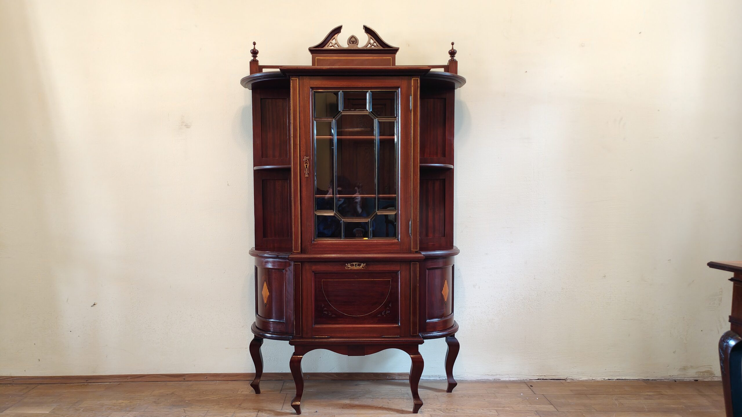 Salonschrank Vitrine Salonschränkchen Jugendstil englisch um 1900 Mahagoni