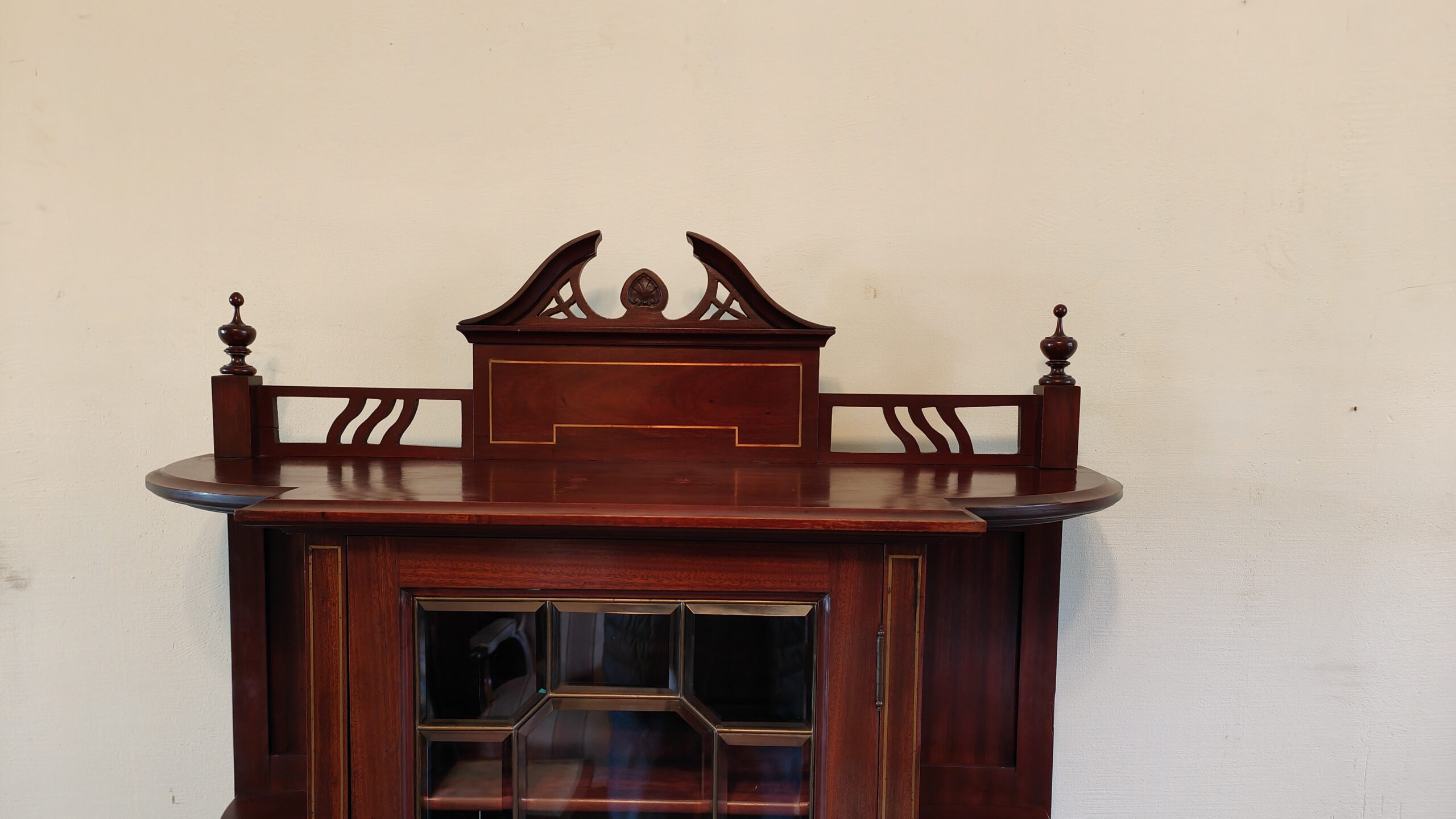 Salonschrank Vitrine Salonschränkchen Jugendstil englisch um 1900 Mahagoni – Bild 2