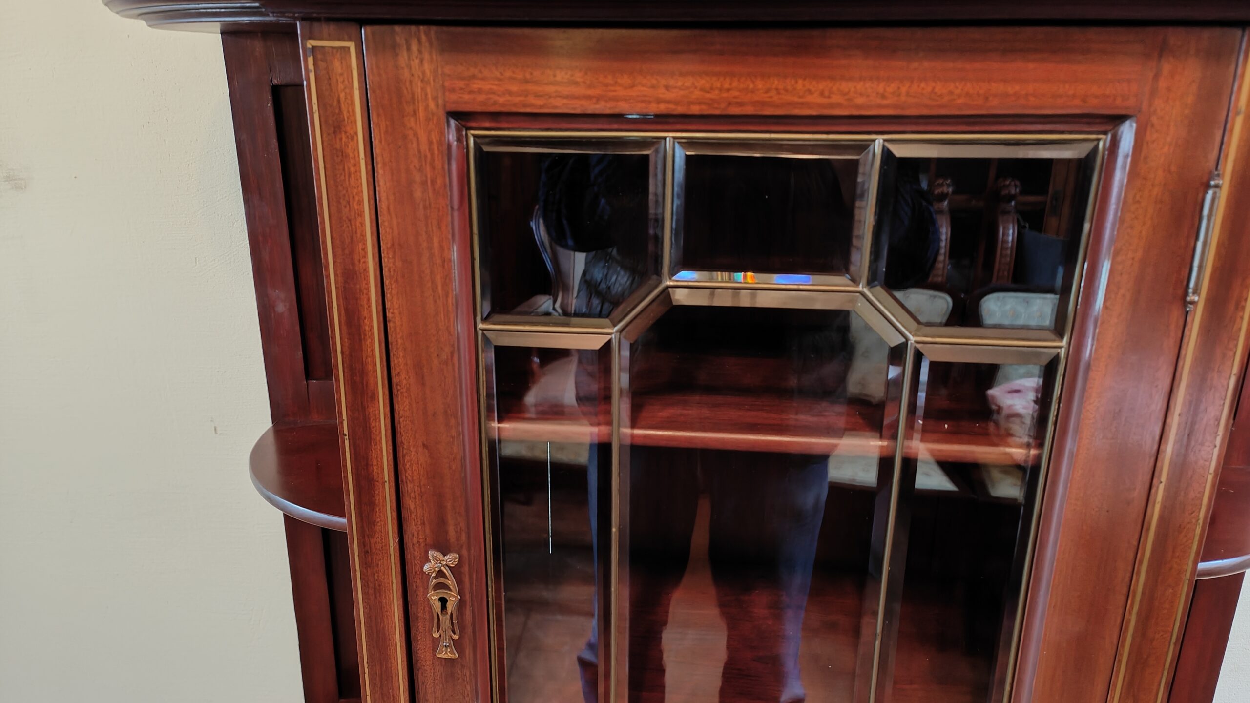 Salonschrank Vitrine Salonschränkchen Jugendstil englisch um 1900 Mahagoni – Bild 3