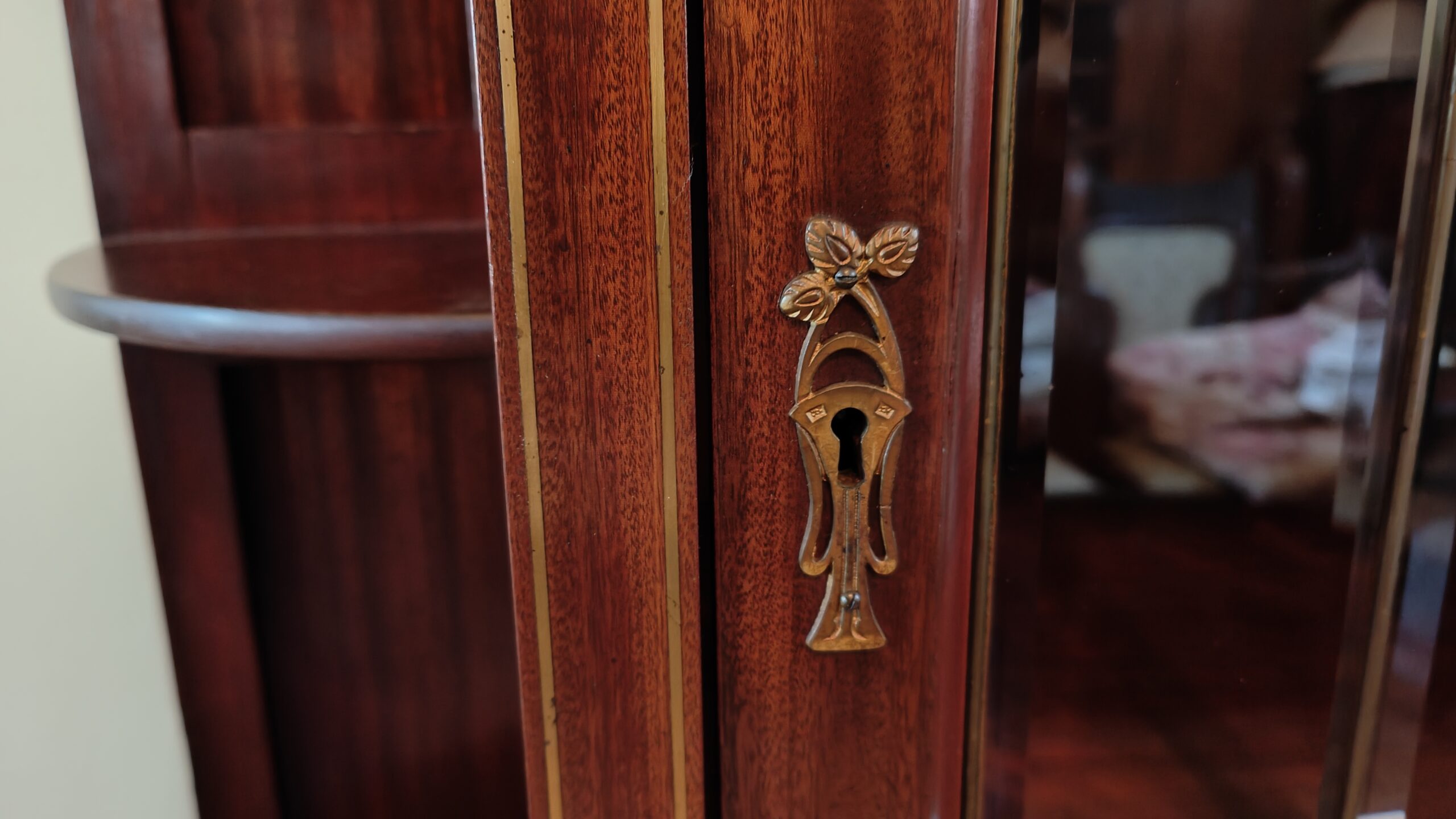 Salonschrank Vitrine Salonschränkchen Jugendstil englisch um 1900 Mahagoni – Bild 7