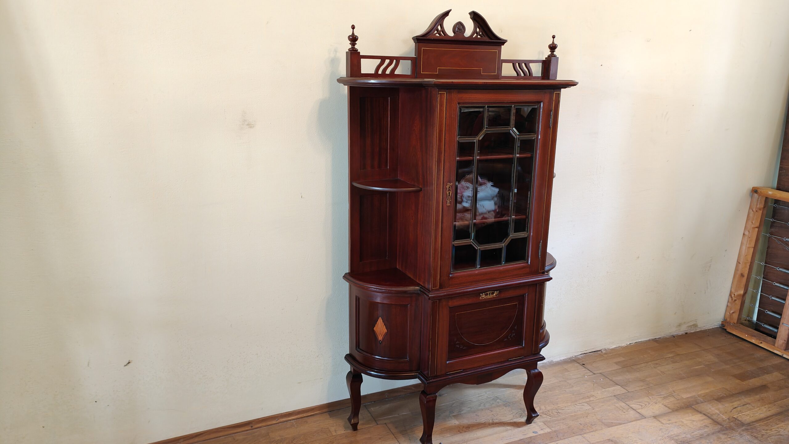 Salonschrank Vitrine Salonschränkchen Jugendstil englisch um 1900 Mahagoni – Bild 4