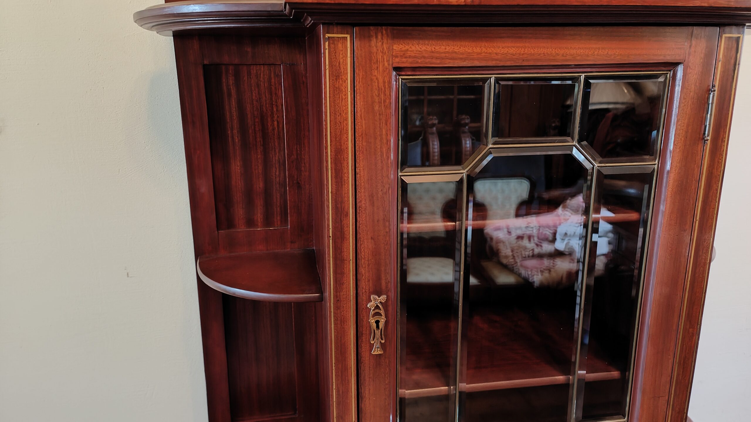 Salonschrank Vitrine Salonschränkchen Jugendstil englisch um 1900 Mahagoni – Bild 5