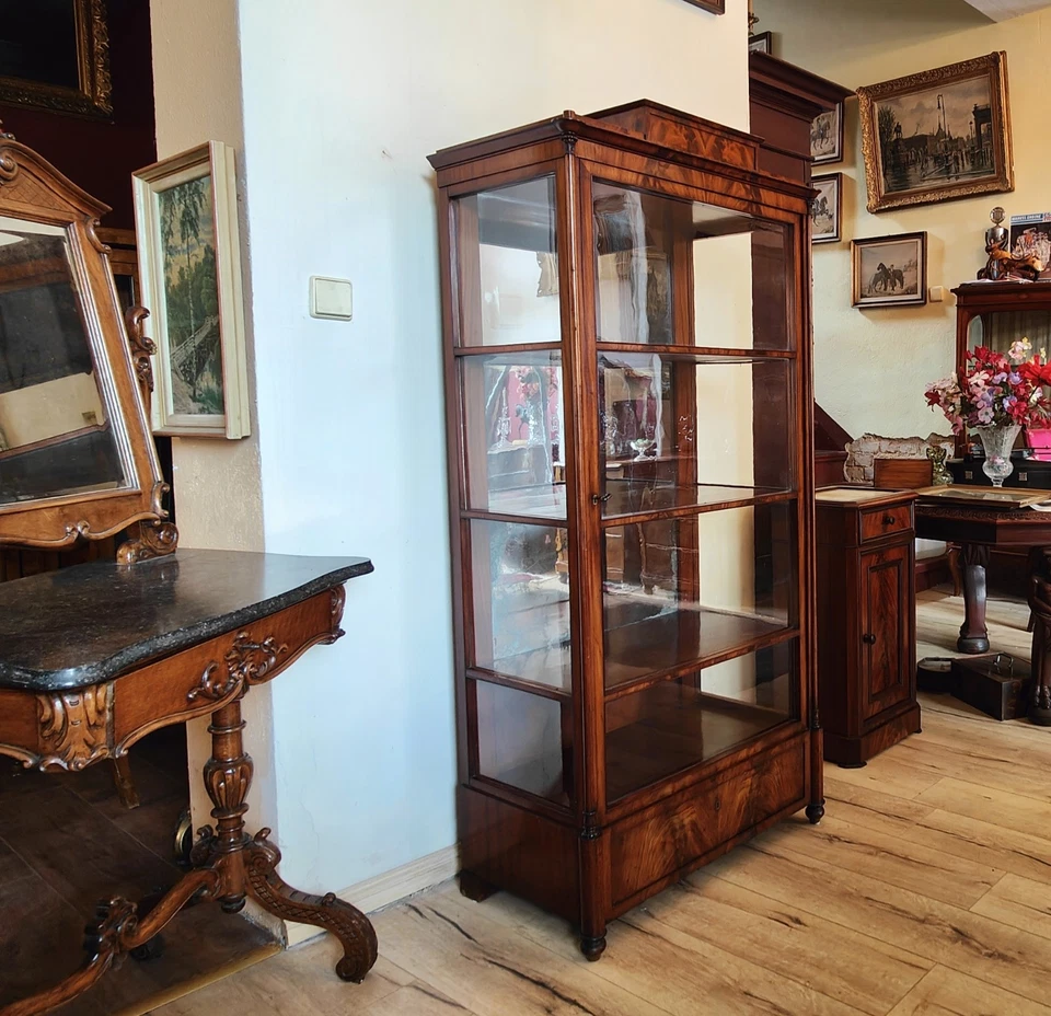 Biedermeier Vitrine Glasschrank Drei Seiten Glas mit Spiegel Mahagoni um 1839 – Bild 14