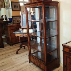 Biedermeier Vitrine Glasschrank Drei Seiten Glas mit Spiegel Mahagoni um 1839