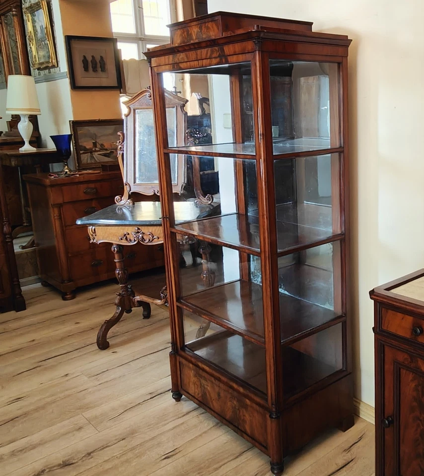 Biedermeier Vitrine Glasschrank Drei Seiten Glas mit Spiegel Mahagoni um 1839
