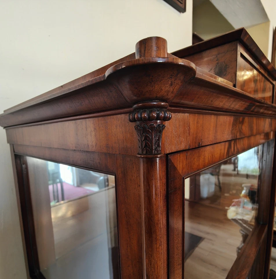 Biedermeier Vitrine Glasschrank Drei Seiten Glas mit Spiegel Mahagoni um 1839 – Bild 3