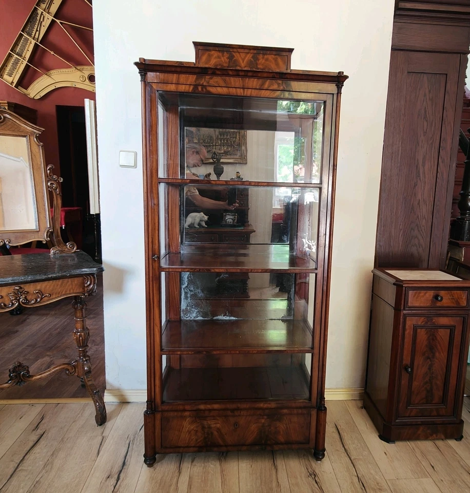 Biedermeier Vitrine Glasschrank Drei Seiten Glas mit Spiegel Mahagoni um 1839 – Bild 16