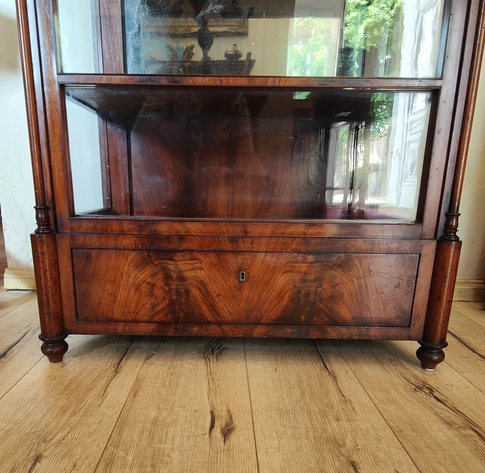 Biedermeier Vitrine Glasschrank Drei Seiten Glas mit Spiegel Mahagoni um 1839 – Bild 5