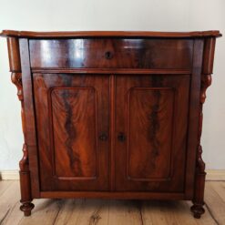 Kommoden und Vertikos