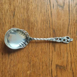 Silberner Sahnelöffel aufwendig verziert im Rokoko Stil 830er Silber 50 Gramm